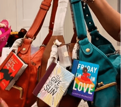 Livros viram acessório fashion e aparecem nas bolsas da Semana de Moda