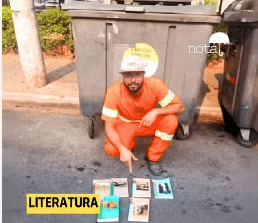 Da coleta ao conhecimento: gari transforma livros descartados em incentivo à leitura